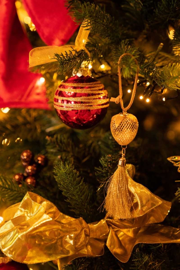 Kerstboom versierd met gouden linten en ornamenten