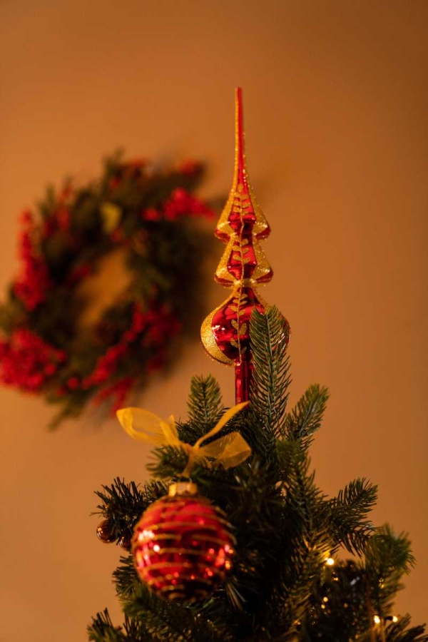 Kerstboom versierd met rode ornamenten