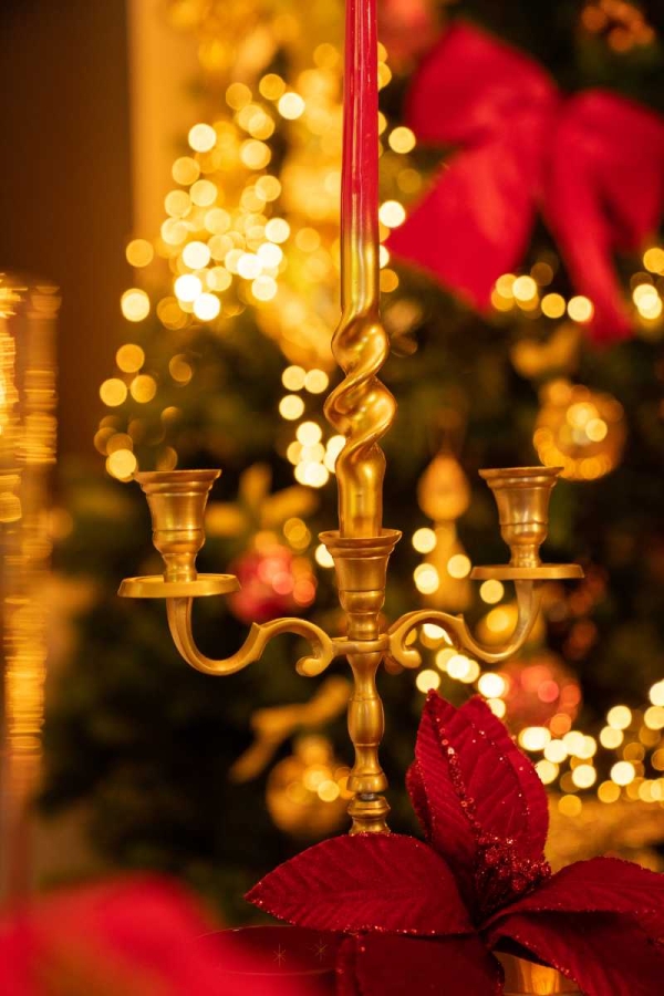Gouden kandelaar met rode kaars