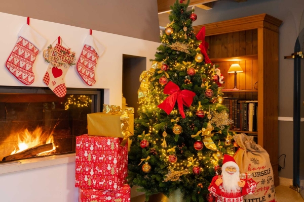 Kerstboom versierd met cadeaus