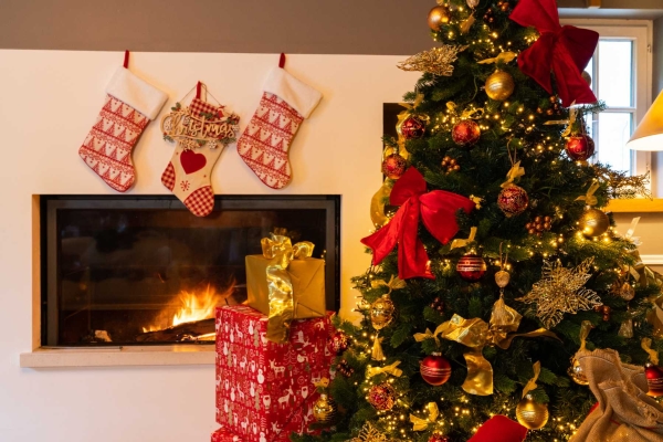 Kerstboom versierd met lichtjes