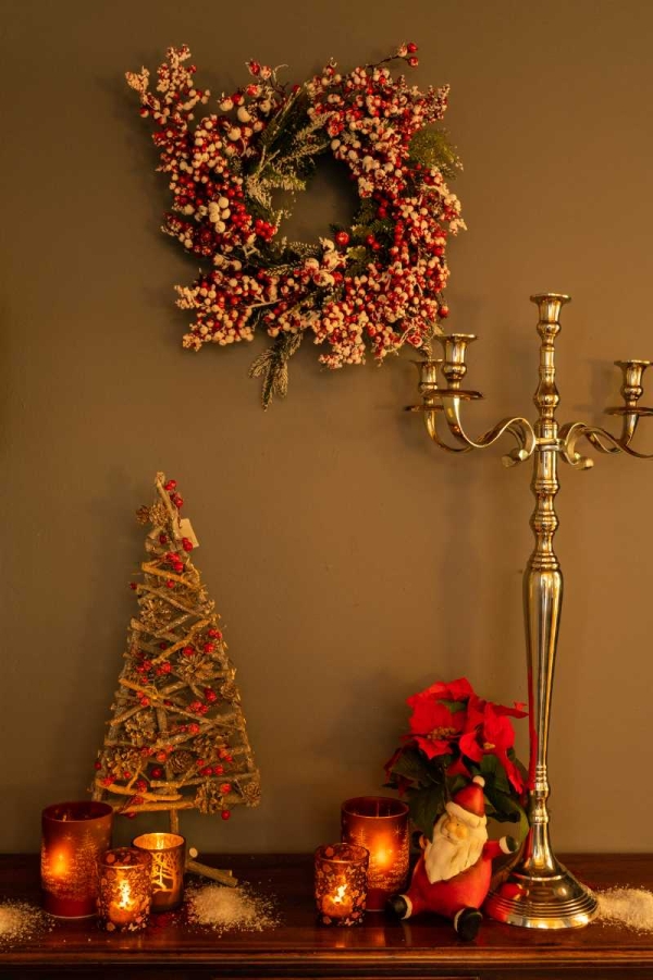 Kerstdecoratie met boom en kaarsen