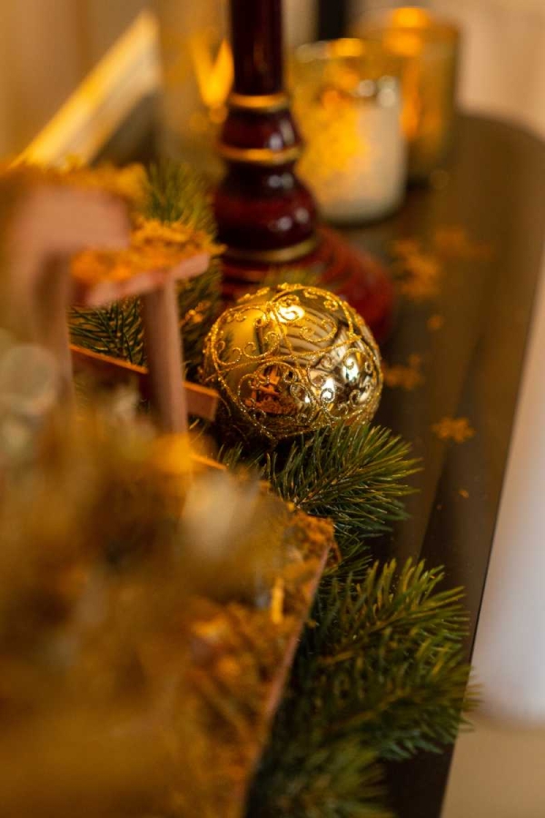 Gouden ornament op kerstboom