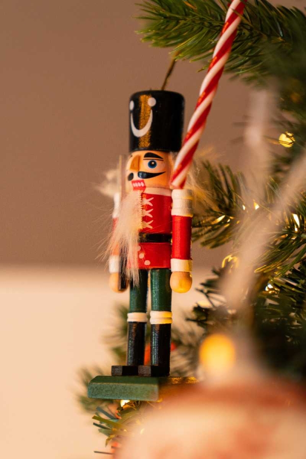 Kerstboom versierd met een notenkraker