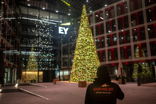 Verlichte kerstboom in een moderne hal