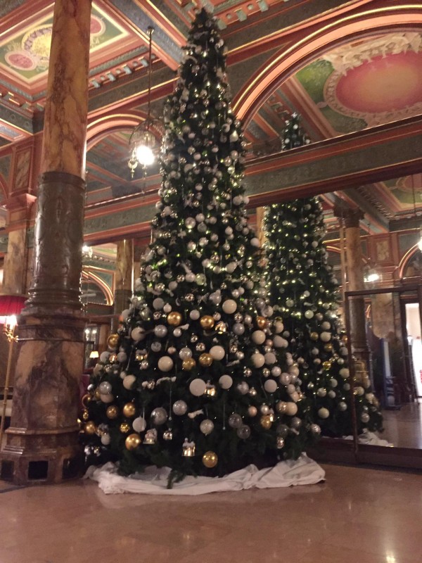 Kerstboom versierd in zilver en goud